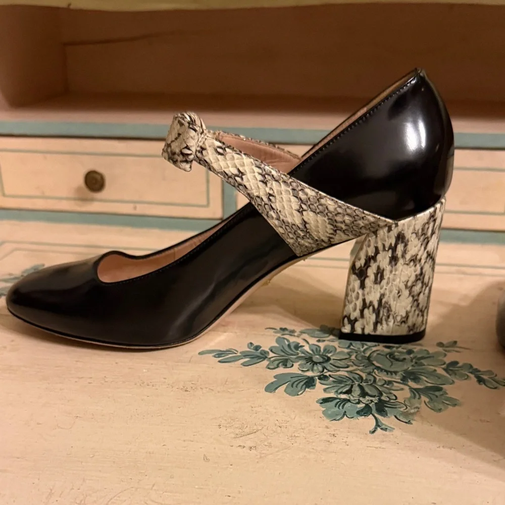 Gucci Black Patent Leather Pumps with Snake-Print Bow Strap - Picture 7 of 15